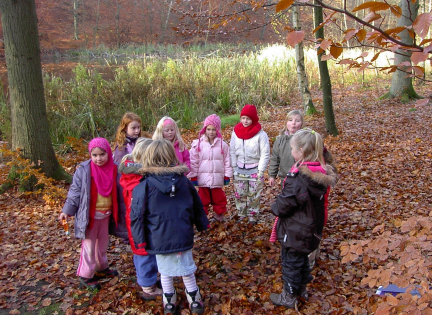 Udeskolepiger fra Bybækskolen i skoven. Foto: Stinne Krarup.